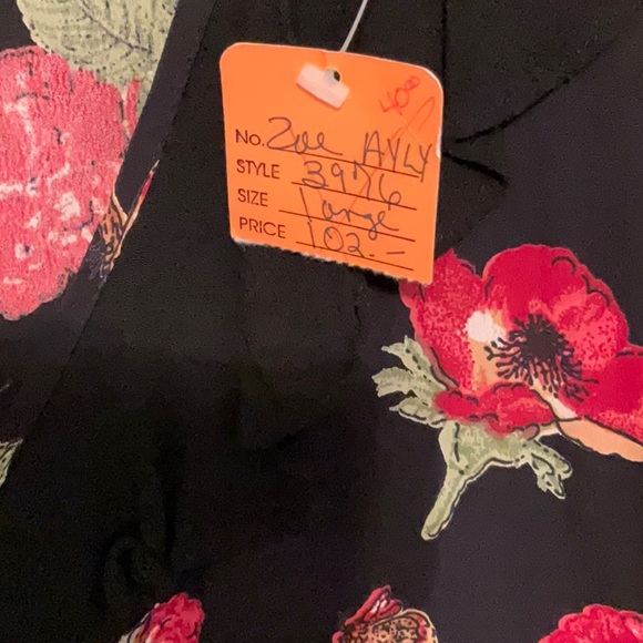 NWT.    Zoe California  size L.    Black flowered blouse - Picture 3 of 5